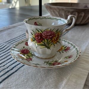 🍃💕 Vintage Queens Special Flowers Bone China Teacup & Saucer Set